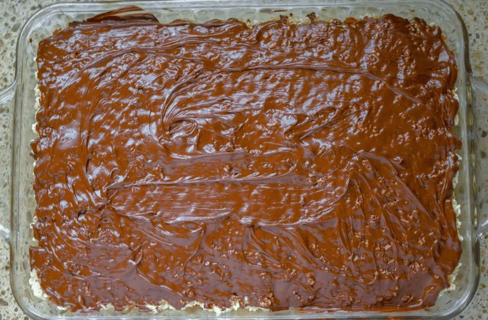 chocolate layer for samoa rice krispie treats in glass pan