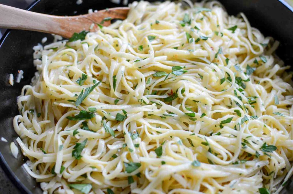 pasta aglio e olio in a cast iron pan