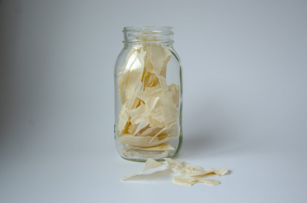 a mason jar of dehydrated sourdough starter flakes