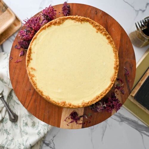 easy cheesecake on a wood cake stand