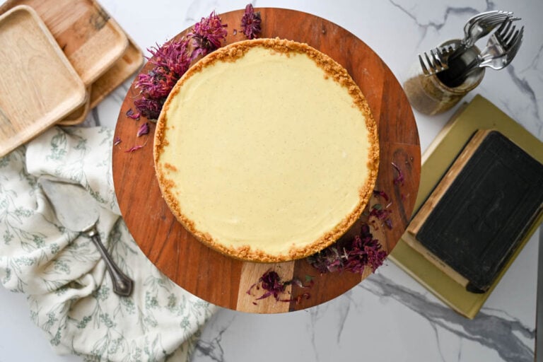 easy cheesecake on a wood cake stand