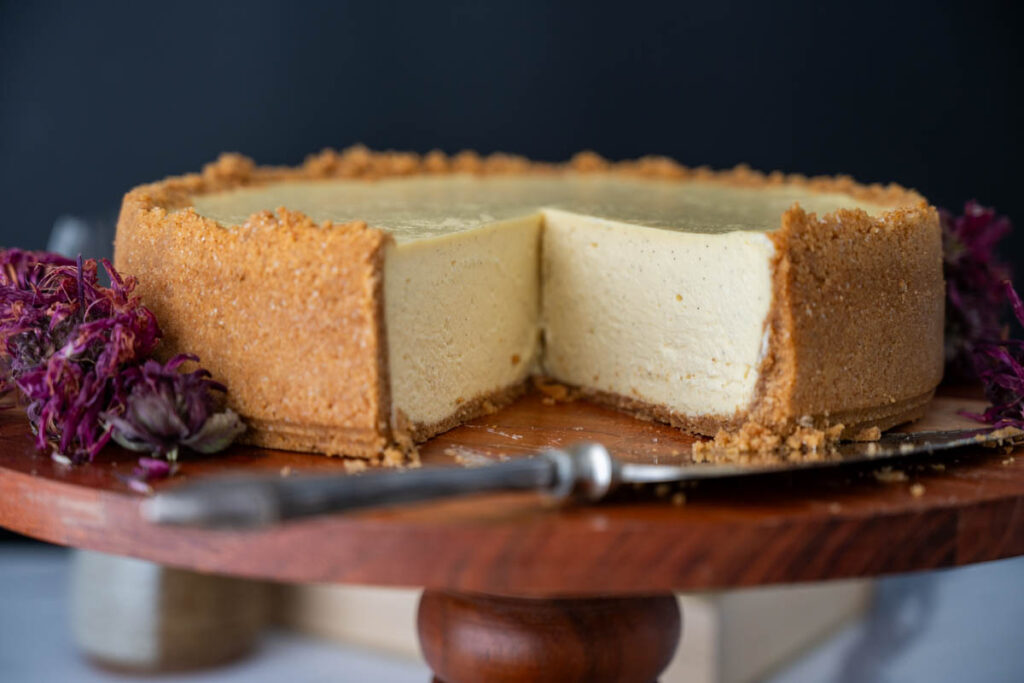 easy cheesecake on a wooden cake stand
